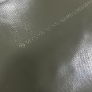 Tấm bạt Myung Sung chuẩn luôn có dòng chữ in nhiệt chìm dọc theo mép biên cuộn bạt: